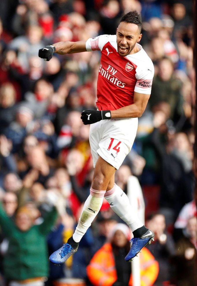 Pierre-Emerick Aubameyang z Arsenalu slaví gól v síti Burnley.