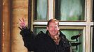 Deset let od pádu komunismu v Československu. Václav Havel připomíná 20. listopadu 1999 ve vzpomínkové akci na Václavském náměstí sametovou revoluci.