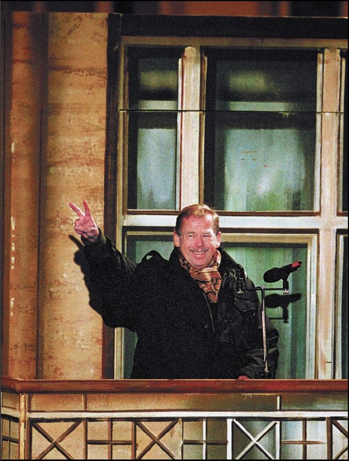 Deset let od pádu komunismu v Československu. Václav Havel připomíná 20. listopadu 1999 ve vzpomínkové akci na Václavském náměstí sametovou revoluci.