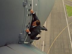 Tom Cruise při natáčení Mission: Impossible - Národu grázlů.