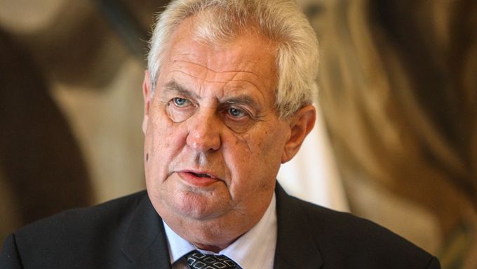 Miloš Zeman se po odmlce, již způsobilo bolavé koleno, opět v plné síle vrací.