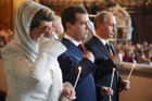 Ruský prezident Dmitrij Medveděv, jeho žena Svetlana a premiér Vladimir Putin oslavili Velikonce v katedrále Krista Spasitele v Moskvě