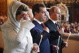 Ruský prezident Dmitrij Medveděv, jeho žena Svetlana a premiér Vladimir Putin oslavili Velikonce v katedrále Krista Spasitele v Moskvě