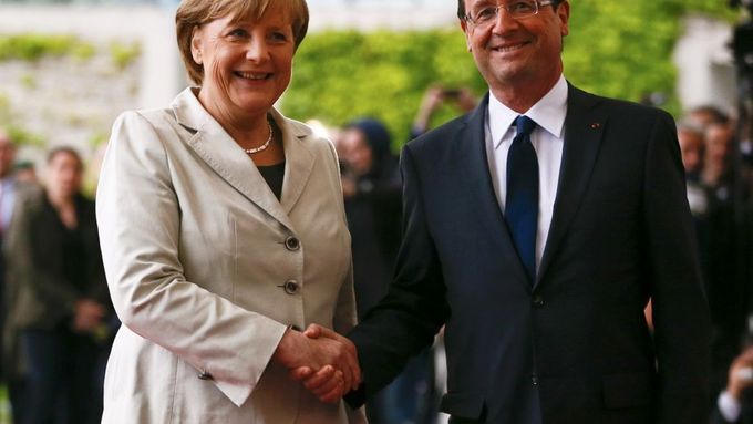 Žádné polibky na tvář, jako když přijel Sarkozy. Jen státnický stisk rukou. Merkelová a Hollande v Berlíně, 15. května 2012.