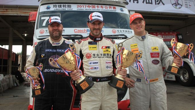 Martin Kolomý, David Vršecký a Adam Lacko s trofejemi ze závodu v Kantonu.