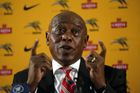 Kandidát na šéfa FIFA Sexwale chce loga sponzorů v reprezentaci