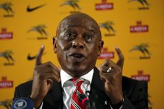 Jihoafrický obchodník Sexwale odstoupil z boje o post prezidenta FIFA