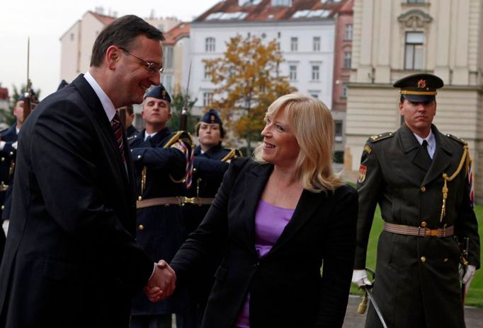 Předseda české vlády Petr Nečas přivítal slovenskou premiérkou Ivetou Radičovou na Pražském hradě.