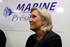 Francouzi obvinili Le Penovou ze zneužití peněz europarlamentu, měla jimi platit "domácí" pracovníky