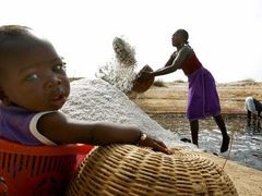 Sběračky soli v Senegalu. Sarkozy bude jednat v Dakaru o 