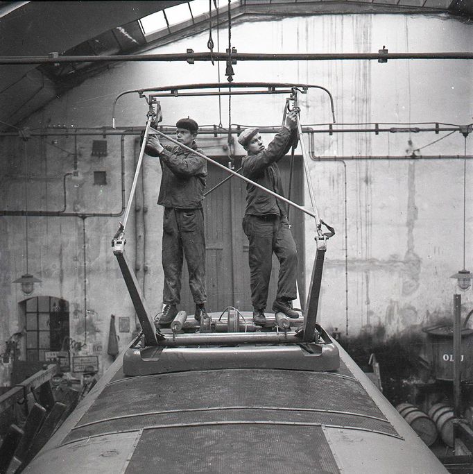 Fotografie z historie výrobního závodu Tatra Smíchov v Praze. Snímek z roku 1960.