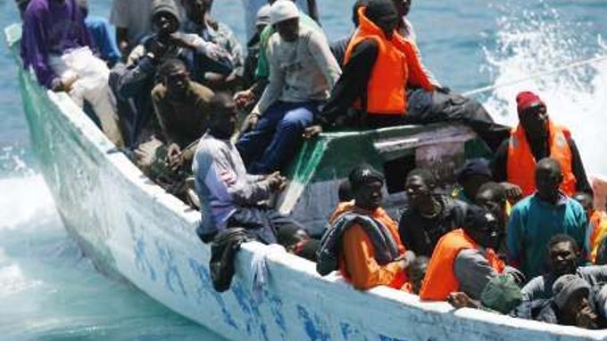 Imigranti z Afriky se do Evropy chtějí dostat i za cenu ohrožení svého života.