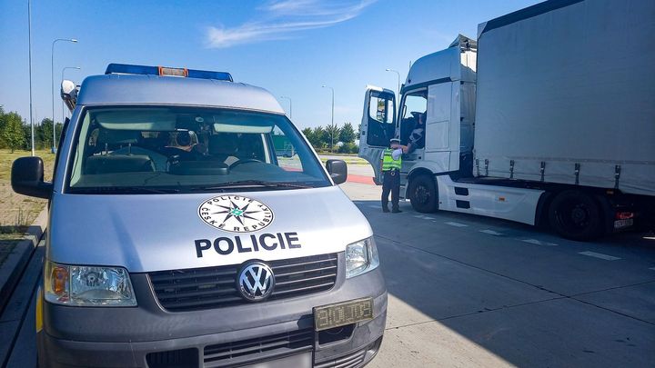 U Brna zastavili policisté nákladní vůz s 62 migranty. Řidič utekl