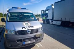 U Brna zastavili policisté nákladní vůz s 58 migranty ze Sýrie. Řidič utekl