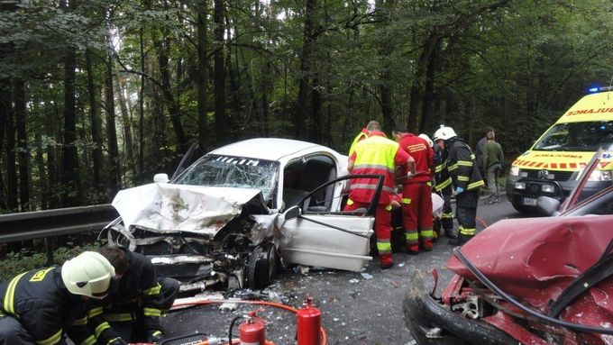 Střet dvou aut u Koliby na Hradecku dopadl tragicky.