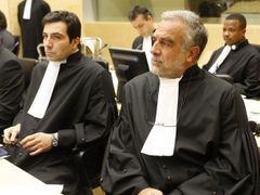 Vrchní žalobce ICC Luis Moreno Ocampo (vpravo) v sídle tribunálu v Haagu