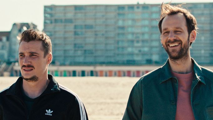 Pierre Lottin a Benjamin Lavernhe jako bratři ve snímku Kapelo, hraj.