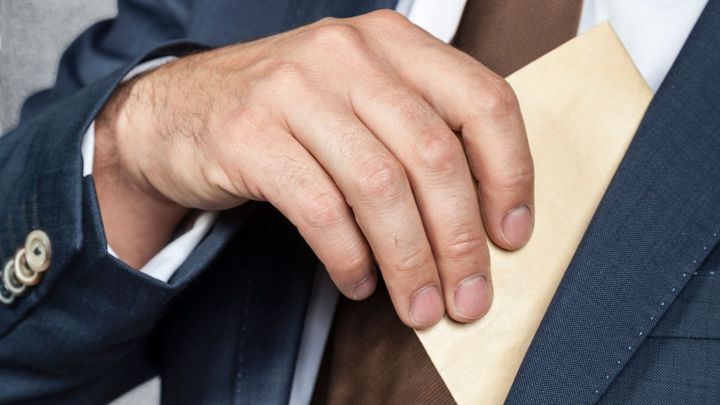 Dva ze tří Čechů mají většinu politiků za zkorumpovanou. Nejvíce jim důvěřují mladí
