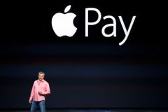 Konečně zralé jablko. V Česku startuje služba Apple Pay pro placení mobilem v obchodě