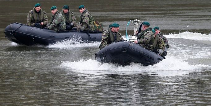 VeVeslování, regata Oxford - Cambridge: vojácí převážejí trofej