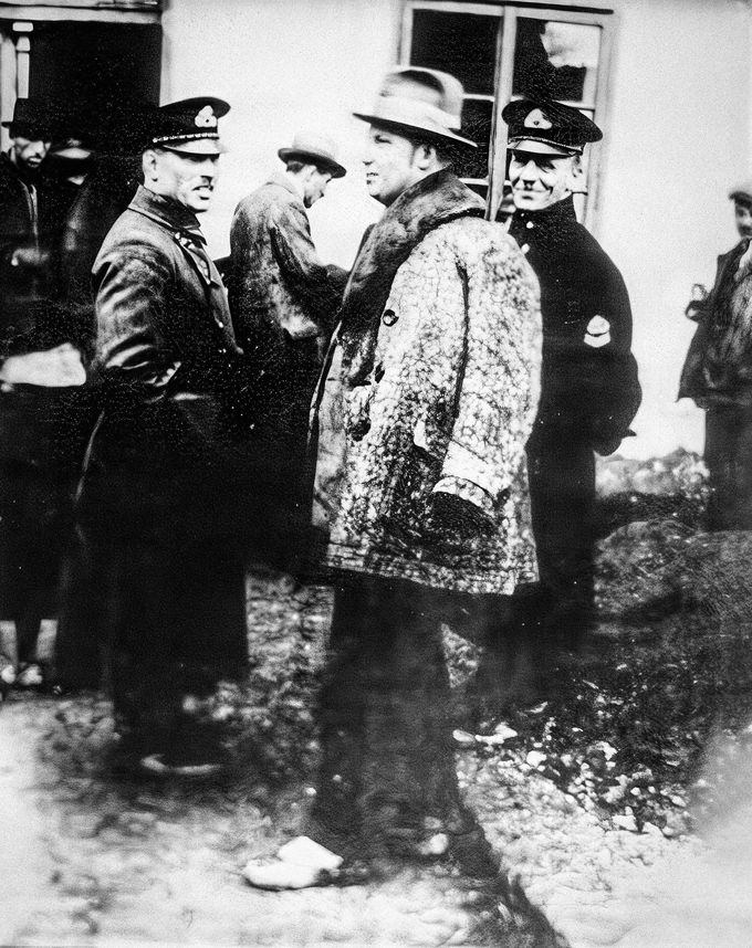 Vyšetřovatel Kallab při prohlídce místa činu v Kohnově mlýně v Třebíči během vyšetřování sérií vražd, které otřásly celým Československem v roce 1925.
