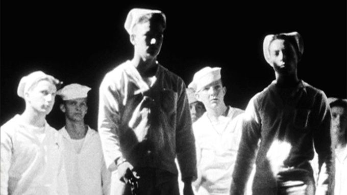 Ve filmu Ohňostroj z roku 1947 sní mladý Kenneth Anger o tom, jak jej zmlátí námořníci.