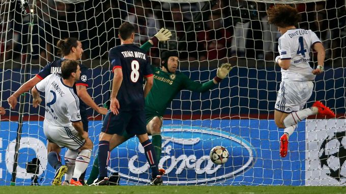 David Luiz z Chelsea nechtíc překonává svého brankáře Petra Čecha. Paris St. Germain vyhrálo 3:1.