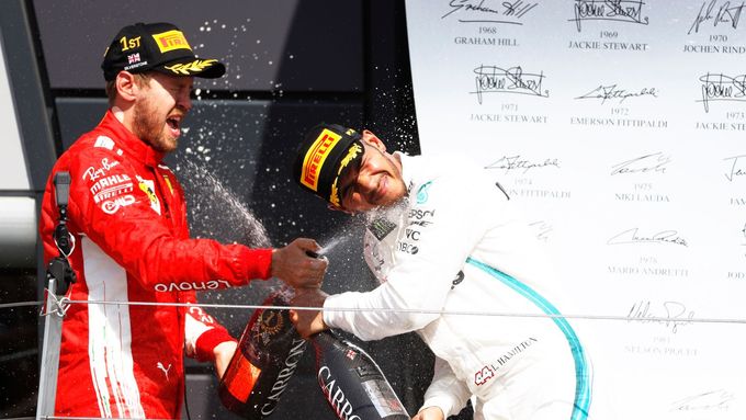 O titul se letos nejspíš opět porvou obhájce titulu Lewis Hamilton (vpravo) a jeho největší rival  Sebastian Vettel.