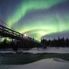 polární záře norsko finsko noc les příroda