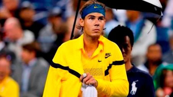Obrazem z US Open: Nadal pod deštníkem. Tenisty spláchl déšť