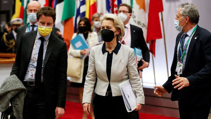 Nové sankce z EU vůči Rusku míří na banky a přátele Putina. Klíčový SWIFT však chybí; Zdroj foto: Reuters