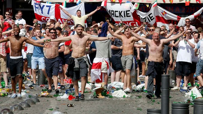 Angličtí fanoušci v Marseille před ukáním s Ruskem, kde rovněž došlo k potyčkám..