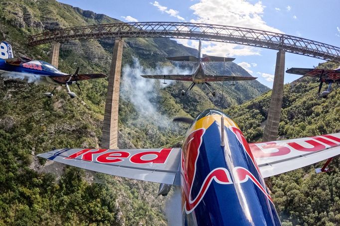 Neuvěřitelný akrobatický kousek českých pilotů v Černé Hoře: skupinový přemet kolem mostu.