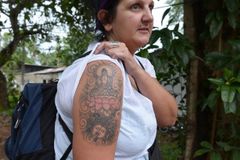 Žena vyhrála spor o tetování. Za Buddhu na paži ji vyhostili ze Srí Lanky, teď dostane odškodnění