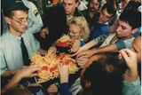 Ale zpátky do Česka. Takto vypadla "rvačka" o hranolky při otevření prodejny v Ústí nad Labem v září 1995.