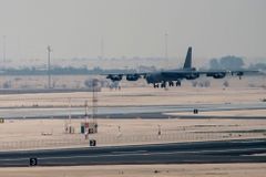 Strategické bombardéry B-52 startují do operací proti Islámskému státu ze základny v Kataru.