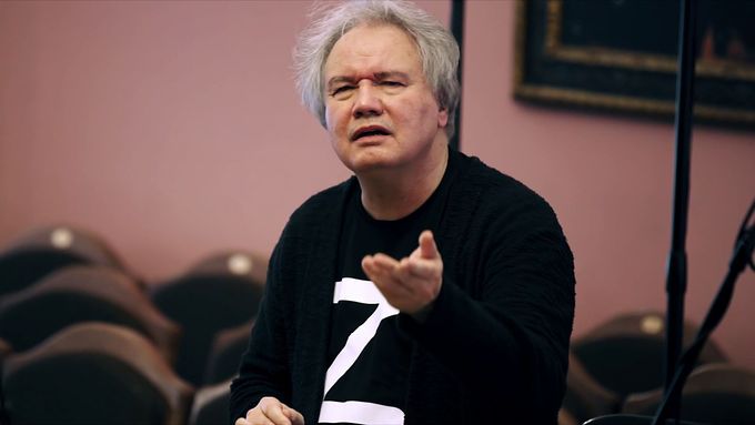 Propagandistické video dirigenta Michaila Chochlovova z Ruské hudební akademie Gněsinových. Studenti v době natáčení netušili, co symbol Z znamená.