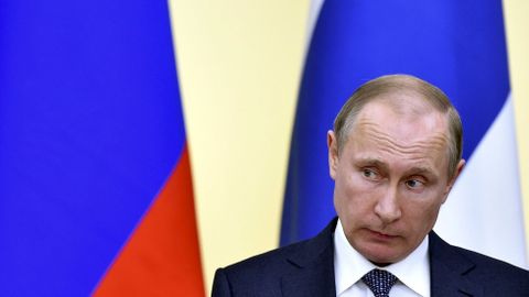 Rusko používá ambasádu v Česku jako základnu propagandy v Evropě, tvrdí novináři