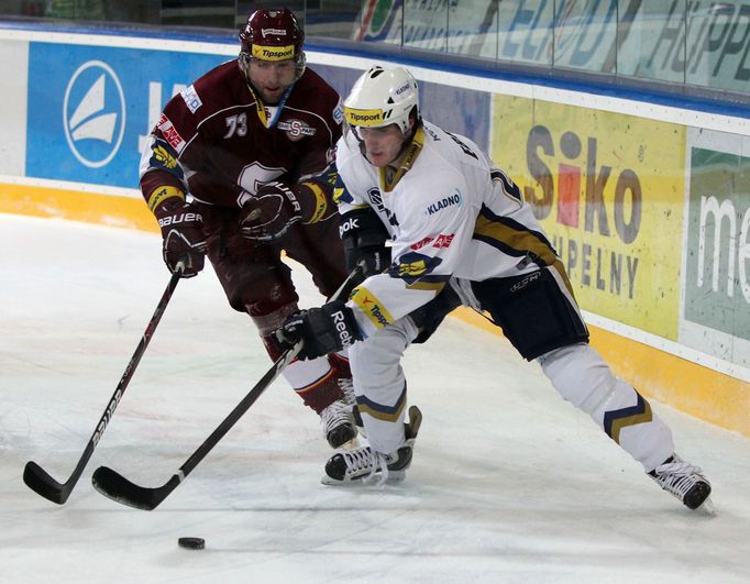 Angel Krstev (Sparta) a Jan Eberle (Kladno) bojují o puk za brankou.