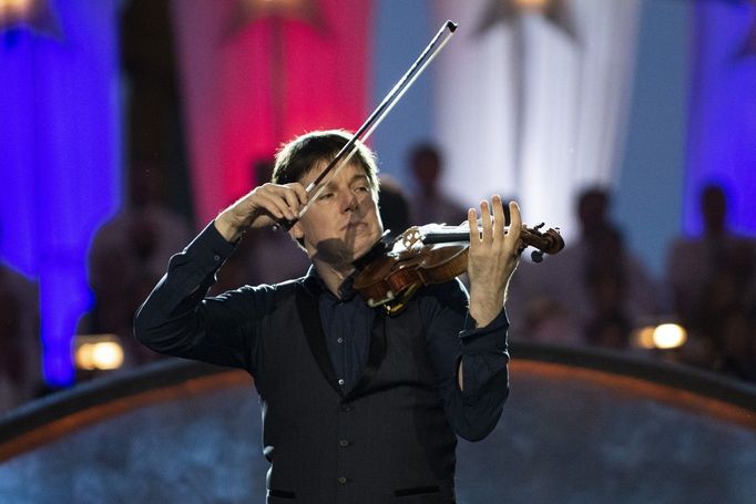 Houslista Joshua Bell na fotografii z roku 2018, kdy zahrál na washingtonském Kapitolu při oslavách amerického Dne nezávislosti.