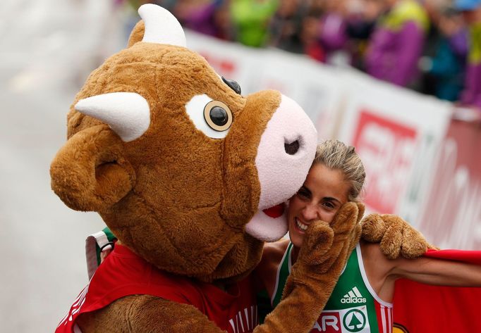 ME v atletice 2014, maraton: maskot Cooly a Jessica Augustová