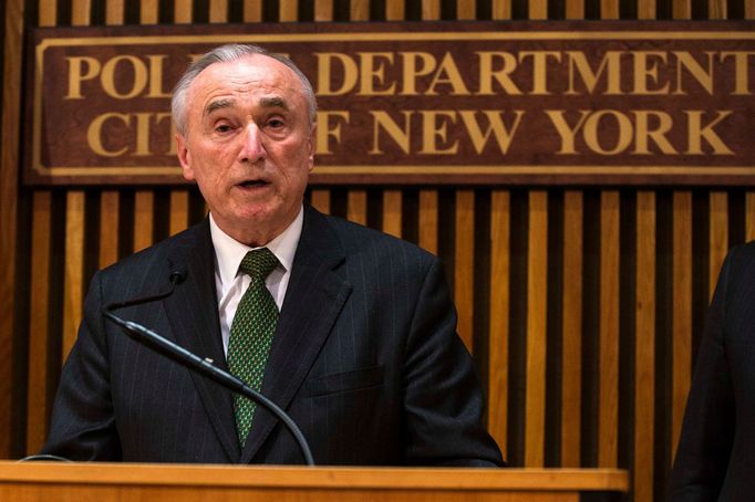 Komisař Bratton z newyorské policie při brífinku k třem zadrženým podporovatelům IS.