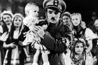 Charlie Chaplin ztvárnil Adolfa Hitlera ve snímku Diktátor, který měl premiéru v roce 1940. Film, který si sám režíroval, roztočil už v roce 1937. Hitler ho v zemích obsazených nacisty zakázal.