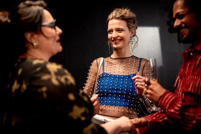 Simona Lewandowska hraje sestru Niny v podání Petry Hřebíčkové.