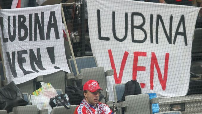 Protesty fanoušků Slavie proti Ladislavu Lubinovi pokračují, včera dokonce došlo k osobní výměně názorů v útrobách arény.