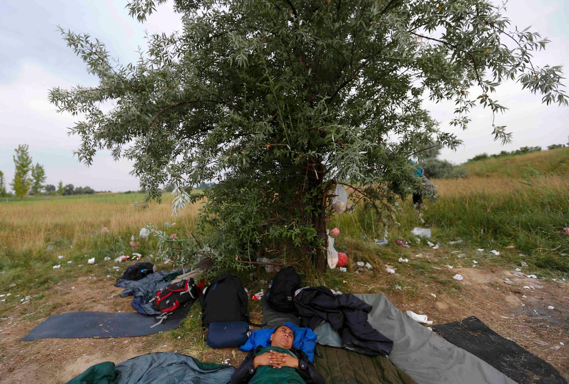 Běženci po přechodu srbsko-maďarské hranice u města Asotthalom