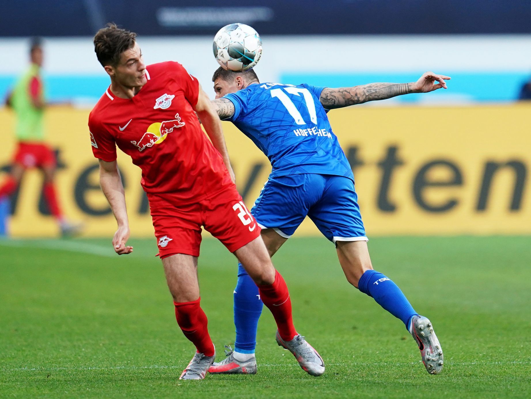 31. německé ligy 2019/20, Hoffenheim - Lipsko: Hostující Patrik Schick (vlevo) a Steven Zuber