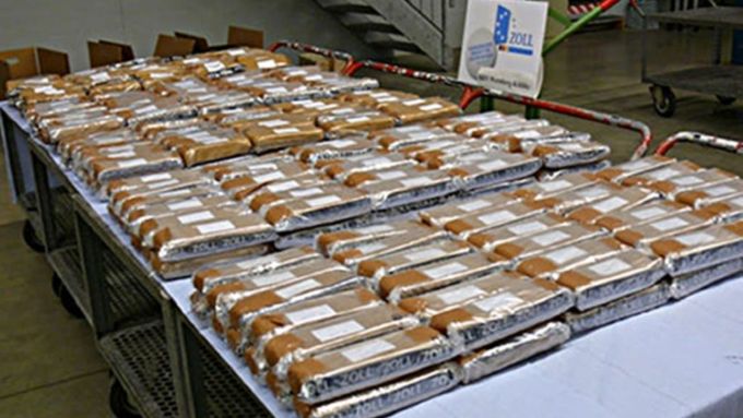 V českém kamionu pašeráci převáželi 300 půlkilogramových balíčků heroinu.
