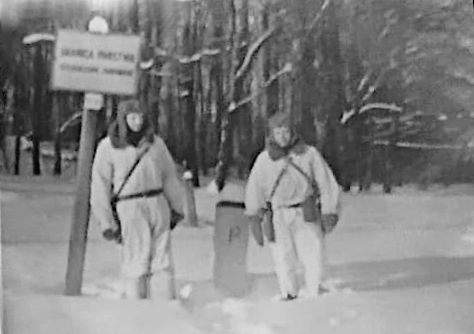 Vojáci na Česko-polské hranici v zimních maskáčích se samopaly. Rok 1982.