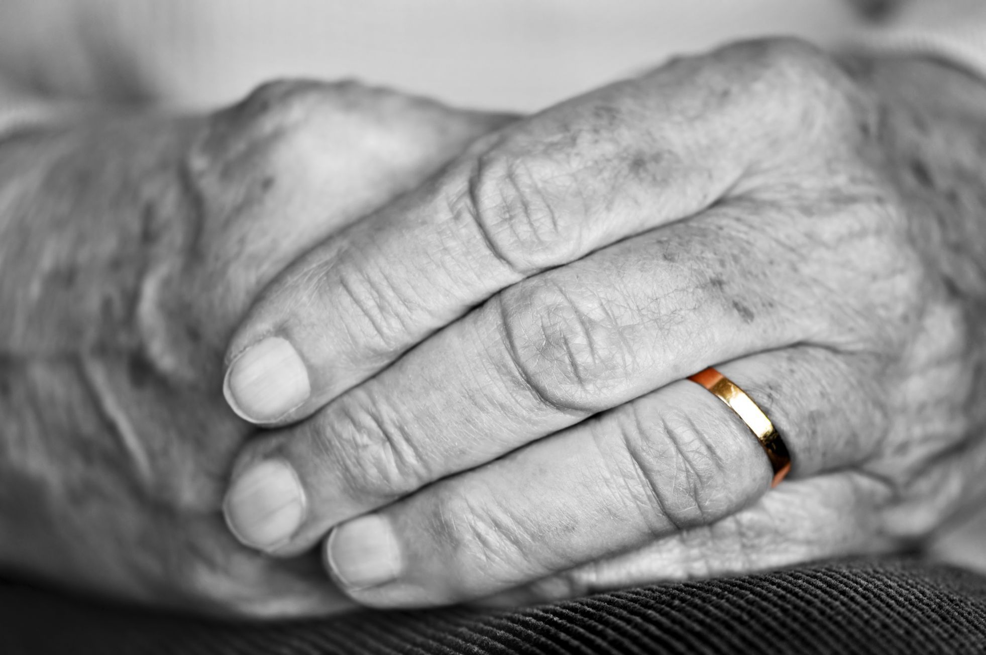 Snubní prsten, ruce, stáří, manželství, ilustrační foto